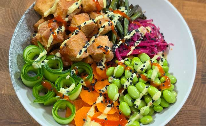 מתכון לפוקי בול דל קלוריות עם טופו קריספי ורוטב בוטנים