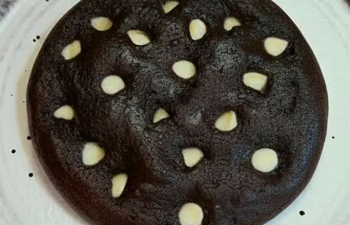 עוגיית חלבון דאבל שוקולד במיקרו ב-90 שניות! (רכה, עשירה ולחיטוב)