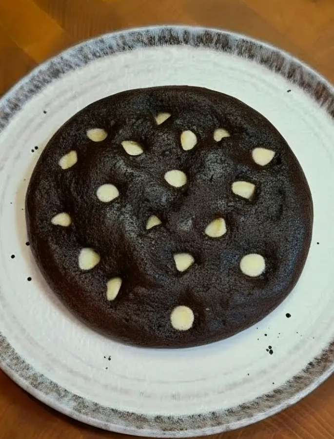 עוגיית חלבון דאבל שוקולד במיקרו ב-90 שניות! (רכה, עשירה ולחיטוב)