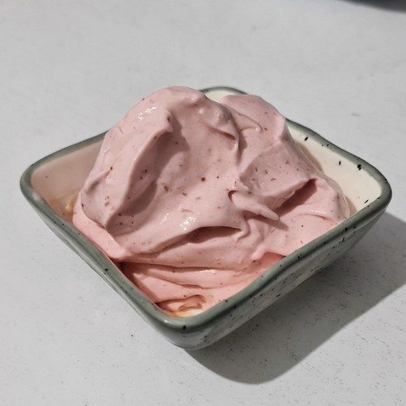 מתכון לגלידת חלבון תותים וקצפת