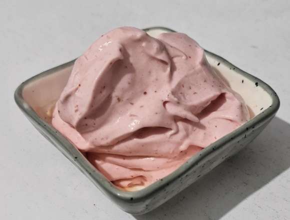 מתכון לגלידת חלבון תותים וקצפת